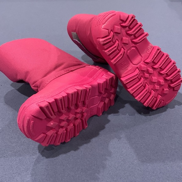 Hot pink adorable and durable snow boots - excellent quality - Picture 2 of 3